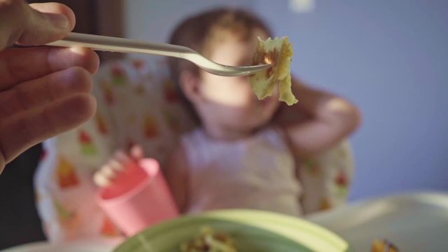 Bambina che non vuole mangiare