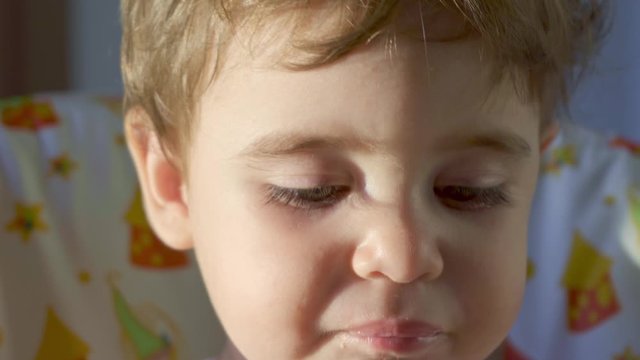 Bambina che mangia da sola