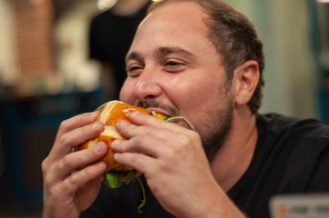 Fernando Comiendo en hamburgueseria