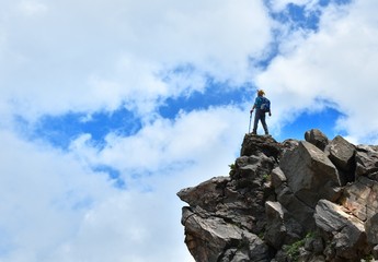 夏・岩峰のハイカー