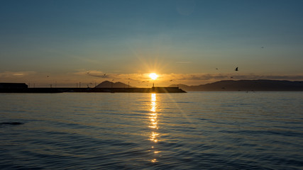 Puesta de sol sobre montaña de Monte Louro en Galicia, Porto do Son, España en verano sobre el mar Atlántico