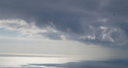 Obraz premium Beautiful views of the cloudy sky and the ocean