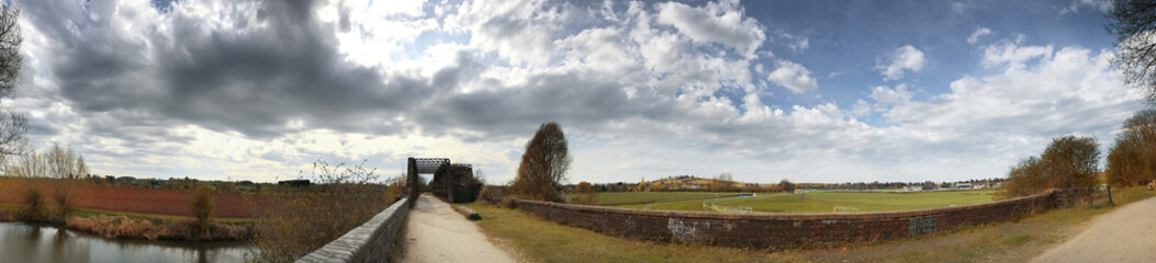 Obraz premium View from Greenway cycle route and footpath between River Avon and Stratford upon Avon racecourse, Warwickshire, England, UK