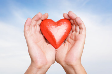 Hände halten Herz