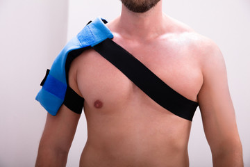 Naklejka premium Man With A Ice Pack On His Shoulder
