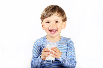 Ein dreijähriger Junge trinkt ein Glas Milch