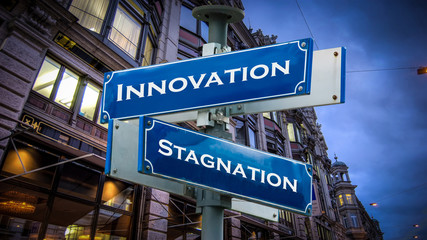 Obraz premium Street Sign Innovation versus Stagnation