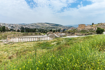 Obraz premium The ruins of Jerash in Jordan are the best preserved city of the early Greco-Roman era, it is the largest acropolis of East Asia. Oval Plaza, forum of the antique city 