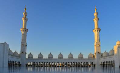 Fototapeta na wymiar Architecture of Grand Mosque Abu Dhabi