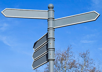 Path indicator signs at the road crossing