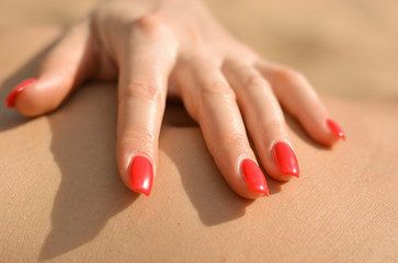 una bella mano con unghie rosse