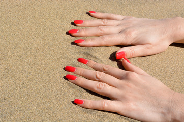 due belle mani sulla sabbia