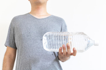 水の入ったペットボトルで筋トレする男性