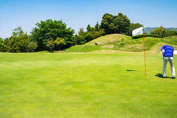 Obraz premium Panorama View of Golf Course with beautiful putting green. Golf course with a rich green turf beautiful scenery.