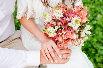 Obraz na płótnie Canvas bride holding a wedding bouquet