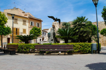 Gartenbank in der Altstadt von Alcudia Innenstadt Zentrum Mallorca Spanien