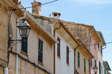 Fototapeta na wymiar Häuserfront Altstadt von Alcudia Mallorca Spanien Laterne Fenster Dächer
