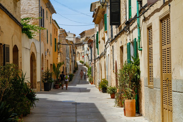 Fototapeta na wymiar Altstadt von Alcudia Gasse Häuser Mallorca Spanien