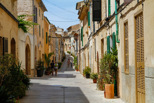 Altstadt von Alcudia Gasse H&auml;user Mallorca Spanien