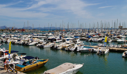 Fototapeta na wymiar Hafen von Alcudia Mallorca Spanien Boote Yachten Wasser 
