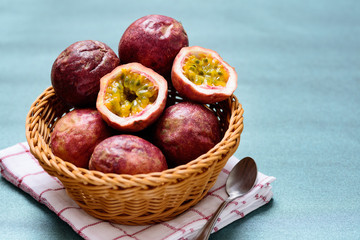 Obraz premium Fresh passion fruit in a basket, tropical and healthy fruit