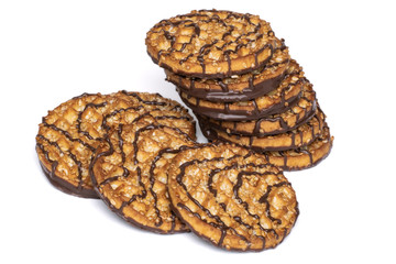 Round cookies with sesame seeds and chocolate