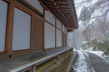 京都 三千院 雪の中の金色不動堂