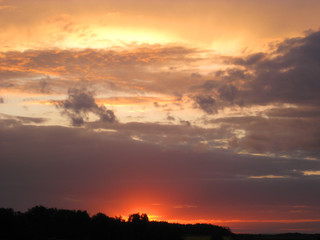 Bei Sonnenuntergang zieht ein Gewitter auf.