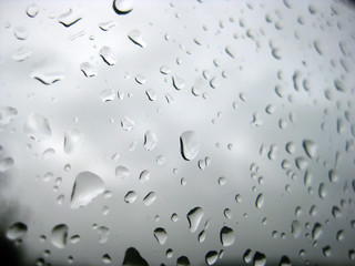 Wassertropfen auf dem  Fenster an einem Regentag