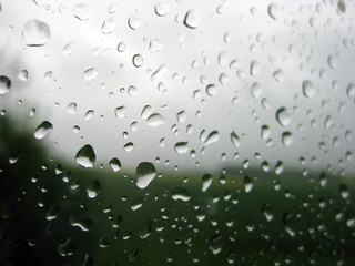 Regentropfen auf dem Fenster - Closeup