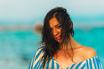 Naklejka premium Fashion portrait summer beach style of young beautiful woman fresh face smiling on the beach