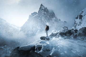 Wanderer fotografiert Winterlandschaft