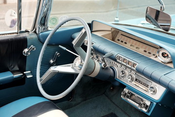 Zeitgenössisches Interieur in Blau eines Cabriolet aus dem Amerika der Fünfzigerjahre mit...