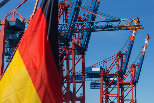 Containerschiff am Containerterminal Deutschland Fahne Export Freihandel Wirtschaft