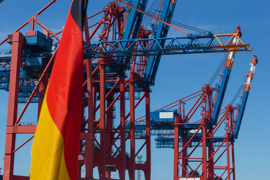 Containerschiff am Containerterminal Deutschland Fahne Export Freihandel Wirtschaft