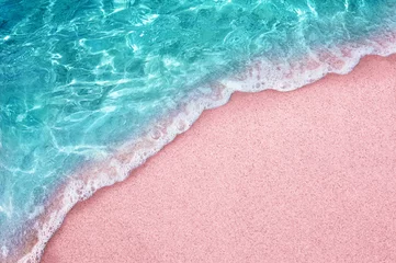 Deurstickers Lichtroze tropisch roze zandstrand en helder turquoise water