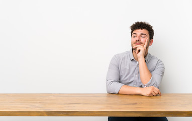 Obraz premium Young man with a table looking to the side