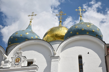 Eglise à bulbes bleu et or à Sergueï Possad, Russie