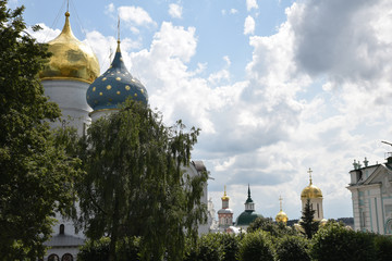 Fototapeta na wymiar Eglises à bulbes bleu et or à Sergueï Possad, Russie