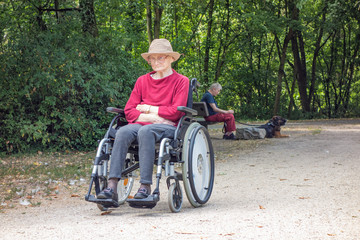seniorin im rollstuhl