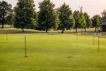 Fototapeta premium Putting Green zum Üben in der Abendsonne 1