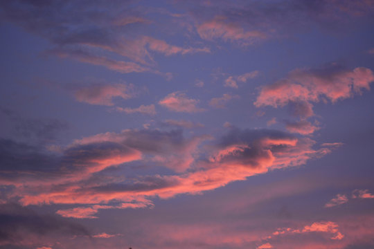le nuvole si colorano di Rosso al tramonto del sole © corradobarattaphotos