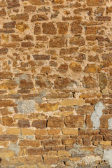 Schöne helle Sandsteinmauer von einem alten Bauernhof ohne Bewuchs mit vielen unterschiedlich großen Fugen und verschieden großen Steinen und teilweise mit Zement ausgebessert