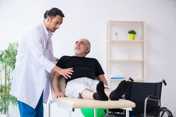 Obraz premium Old injured man visiting young doctor