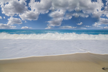 Strand mit Himmel Wolken und Brandung