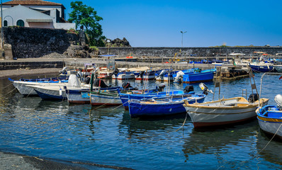 Fototapeta premium Kleiner Fischerhafen mit Booten in italien