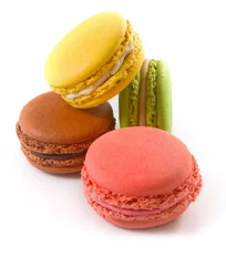 Fotobehang Macarons zoete en kleurrijke dessert macarons isjlated op een witte achtergrond