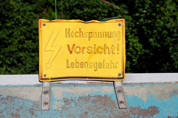 Obraz premium Close up of an electricity warning sign