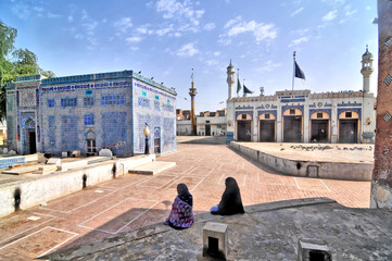 Mauzoleum grobowiec  Shah Yusuf Gardezi w Multan, Pakistan - obrazy, fototapety, plakaty