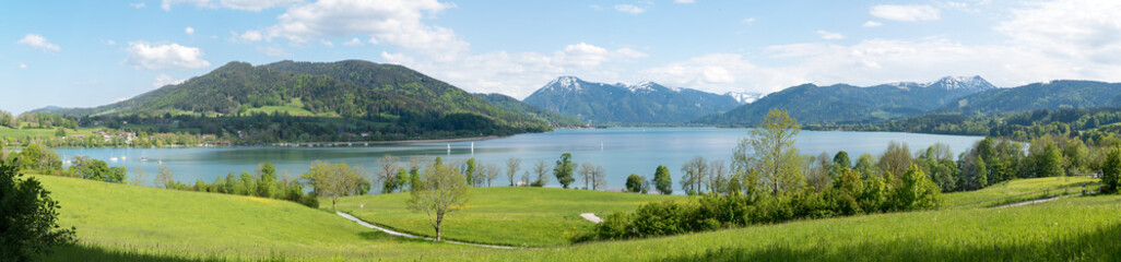 Fototapeta na wymiar Landschaftspanorama Tegernsee, Blick vom Seeufer Kaltenbrunn